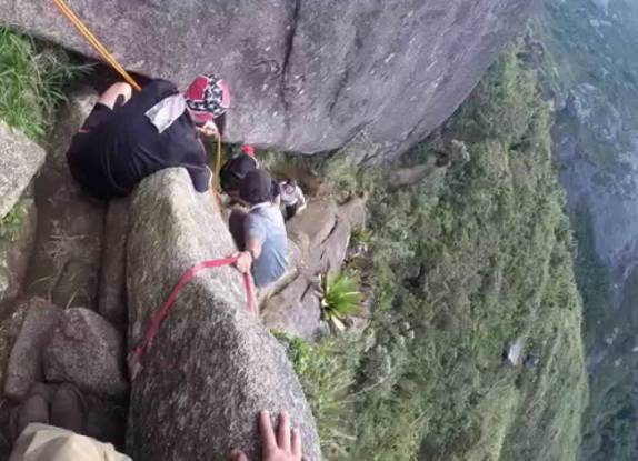 A difícil transposição da Pedra do Cavalinho, na aresta da Pedra do Sino, no Parque Nacional da Serra dos Órgãos, no Rio de Janeiro. Aqui, feita com a sempre recomendada ajuda de cordas, equipamento que nós não tínhamos (foto da Internet)